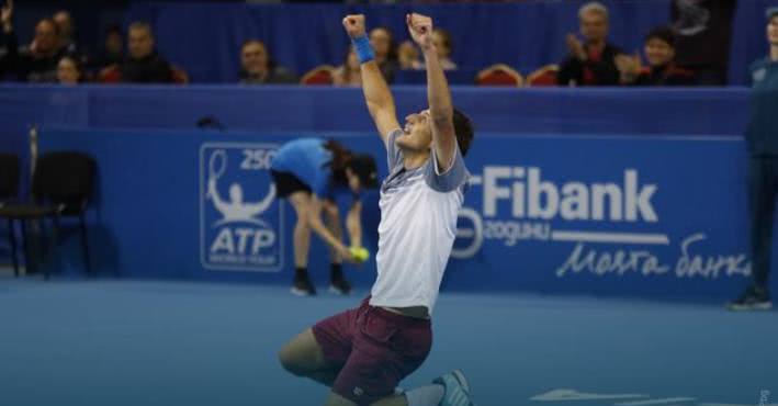  埃文斯草地驰骋，伊斯特本赛击败名将折桂