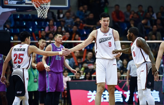  外援双塔统治内线，客队篮板优势显威力