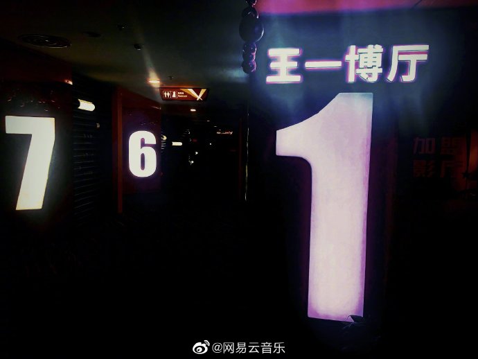  电竞周边产品热销彰显粉丝经济  