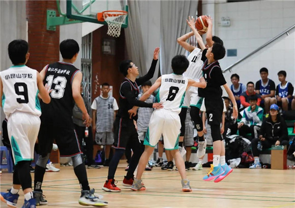  残疾人篮球锦标赛，运动员拼搏精神感人