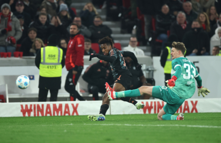  球迷文化薪火相传，助威声浪震撼绿茵场