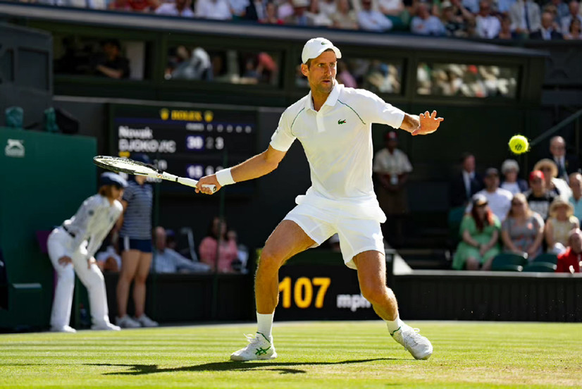 温网决赛激战正酣,德约科维奇强势冲击三连冠 温网决赛激战正酣,德约科维奇强势冲击三连冠