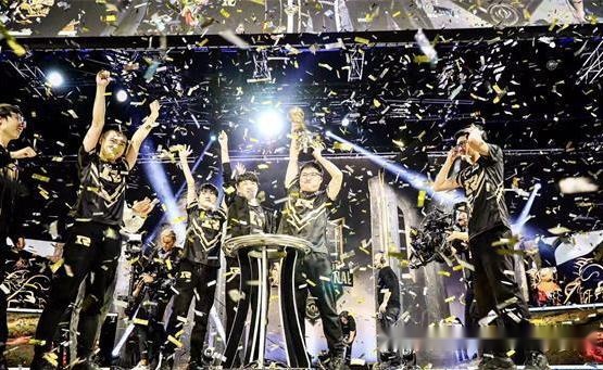  LPL夏季赛激战正酣，多支劲旅争夺榜首  