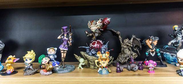  电竞周边产品热销 限量手办收藏价值持续走高