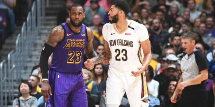 网坛常青树费德勒复出,慈善表演赛筹款破纪录 网坛常青树费德勒复出,慈善表演赛筹款破纪录