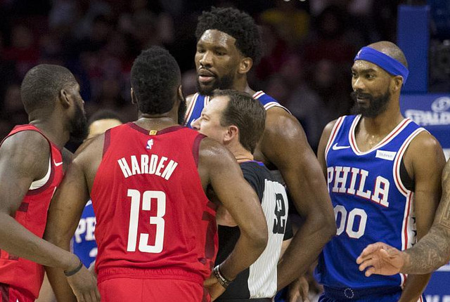  恩比德内线称霸，76人主场轻取尼克斯队