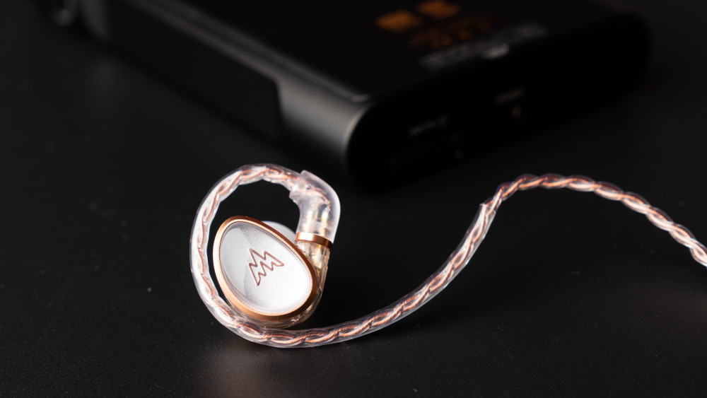  网球拍个性化定制兴起，激光雕刻图案成潮流